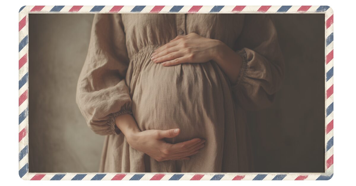 ふっくらしたお腹に優しく手を添える妊婦